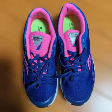 [SAUCONY] 여성용 러닝화 23.5