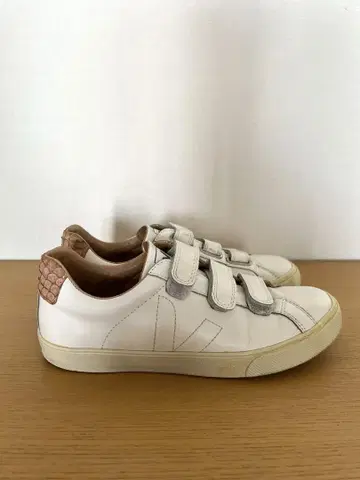 VEJA 화이트 가죽 벨크로 스니커즈 37
