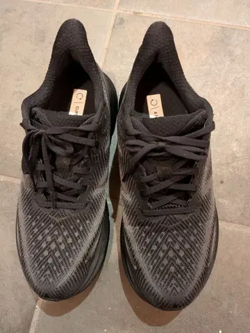 HOKA CLIFTON 블랙 스니커즈