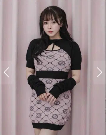 pium 모노그램 컷 아웃 니트 원피스