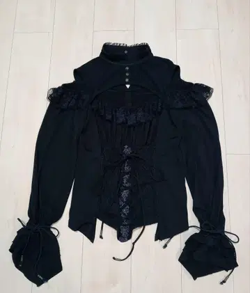 오즈 오네스트 오프숄더 프론트 오픈 블라우스 레이스업 레이스 블랙