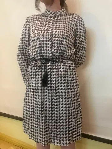 하운드 투스 패턴 원피스 크리스탈 목걸이 포함