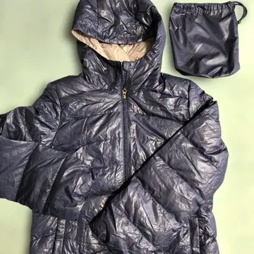 다운 자켓 후드 부착 경량 컴팩트 네이비 색상 휴대 주머니 포함