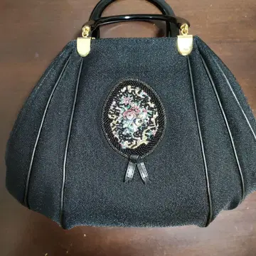 비즈 장식 블랙 핸드백