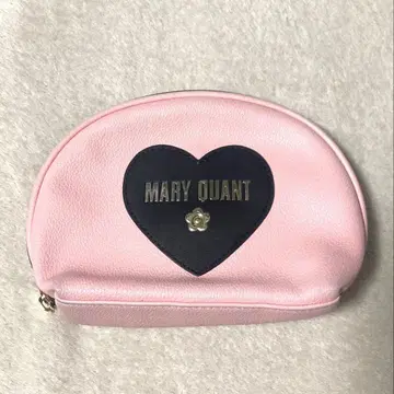 MARY QUANT 로고인 더 하트 라운드 파우치 (핑크)