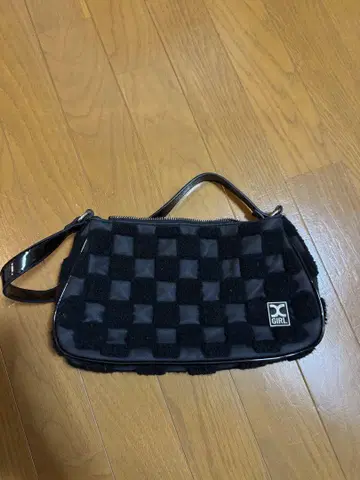 체크 무늬 숄더백 블랙