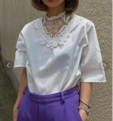MEDI LACE NECK BLOUSE
