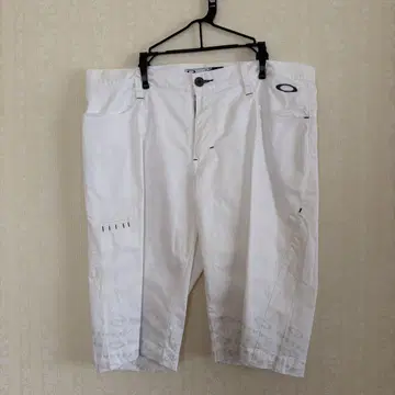 Oakley 화이트 숏팬츠 36
