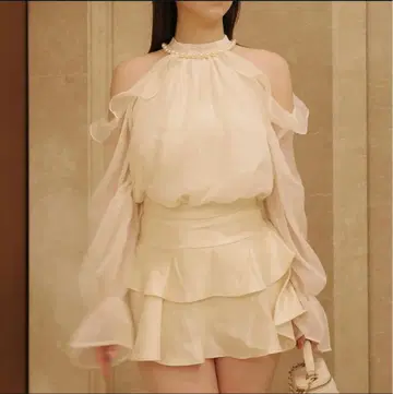 Ciel 오픈 숄더 쉬폰 블라우스 White