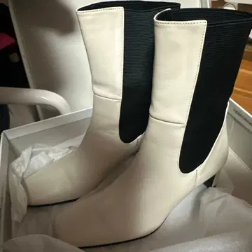즉시 구매 스퀘어토 화이트 천연 가죽 부츠 23cm