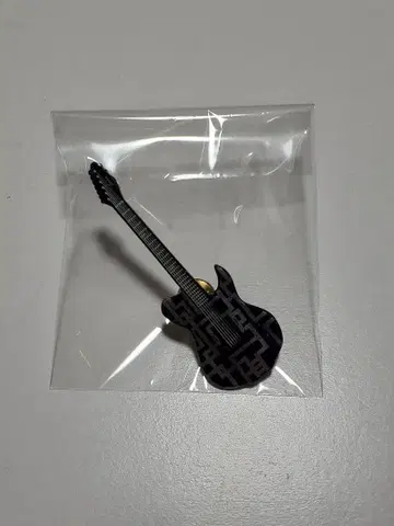 호테이 토모야스 기타형 핀 배지 1