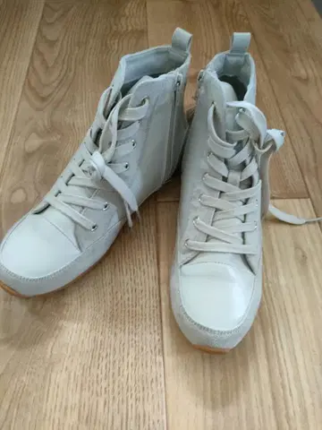 새상품 컴시즘 하이컷 스니커즈 23.5cm 정가 8900엔