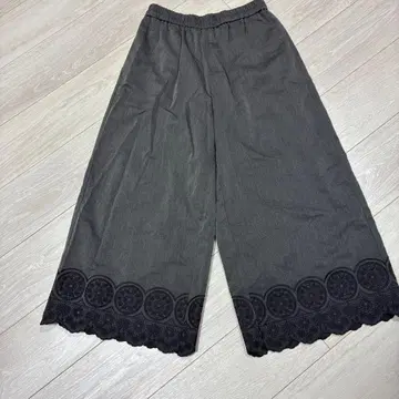 SUPERHAKKA 그레이 레이스 밑단 가우초 팬츠