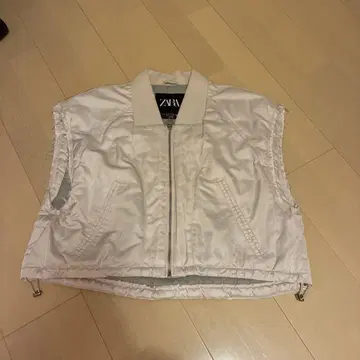 ZARA 화이트 슬리브리스 다운 베스트