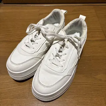 화이트 플랫폼 스니커즈