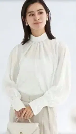 그린 라벨 릴랙싱 시어 하이넥 블라우스