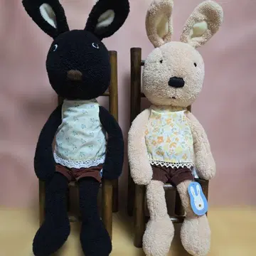 le sucre 토끼 봉제 인형 2개와, 대나무 공예 의자