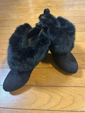 퍼 달린 블랙 숏부츠