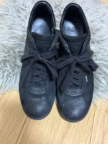 루코라인 블랙 스터드 하이컷 스니커즈