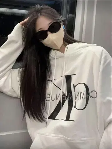 Calvin Klein 화이트 후드티