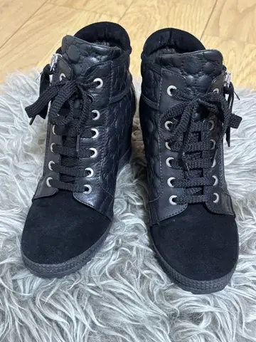 루코라인 블랙 하이컷 부츠 웨지힐