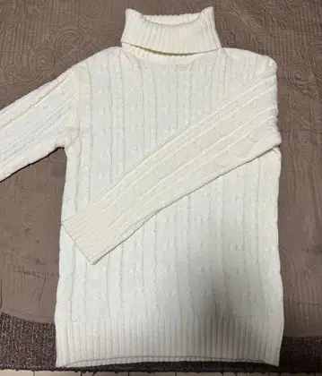 화이트 터틀넥 스웨터 Spiral News acrylic knit