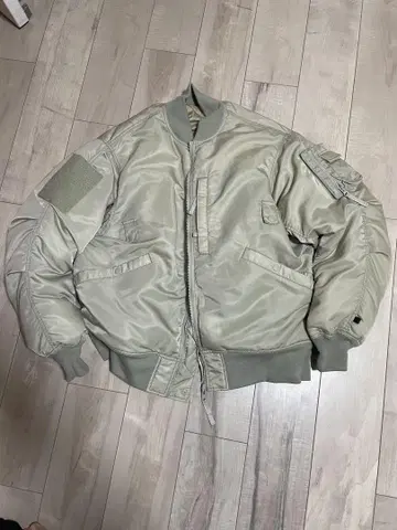 DAIWA PIER39 TECH REVERSIBLE MA-1 ECRU