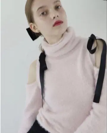 에피누 핑크 터틀넥 오프숄더 스웨터