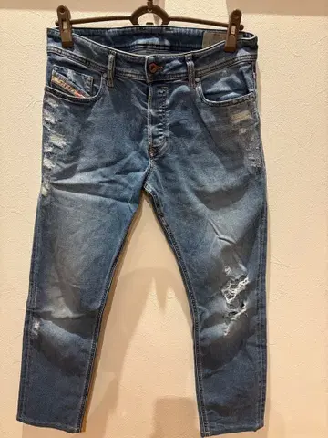 데미지 가공 라이트 블루 데님 슬림핏