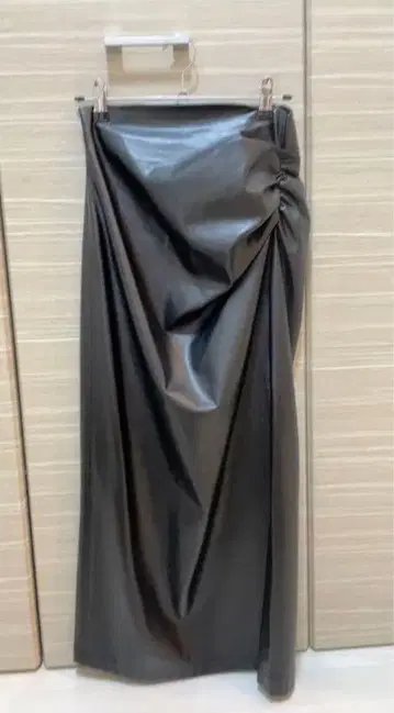 합성 피혁 블랙 타이트 스커트