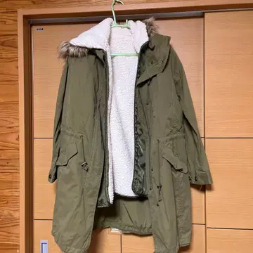 올리브색 퍼 달린 모즈 코트