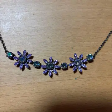 아카의 보라색 꽃 모티브 머리띠