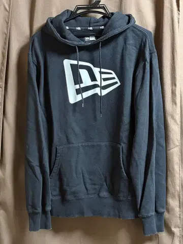 NEW ERA 블랙 후드티 M 사이즈