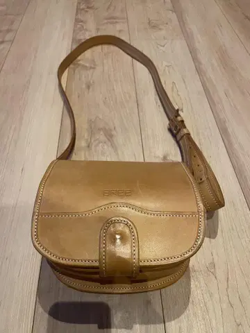 BREE 베이지 가죽 숄더백