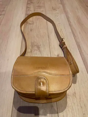 BREE 베이지 가죽 숄더백