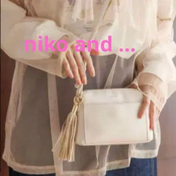 새상품급 niko and - 프린지 장식 화이트 숄더백 겸 지갑