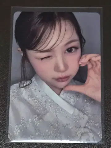 Hearts2Hearts 예온 트레이딩 카드 focus 럭키 드로우