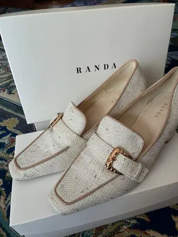 RANDA 버클 포함 화이트 로퍼, 리본 포함 블랙 로퍼 세트