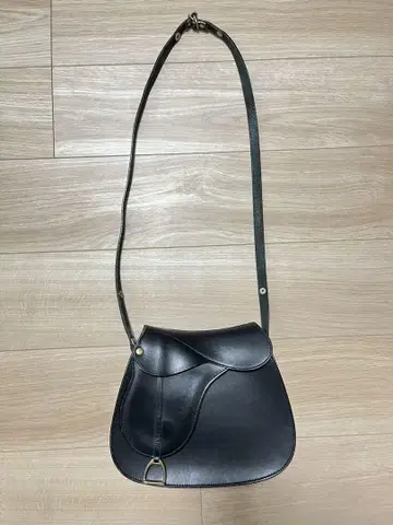 소메스 사들 가죽 숄더백 블랙