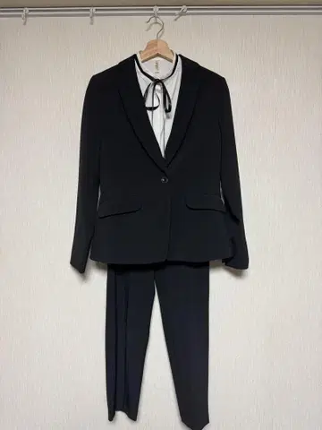 블랙 수트와 리본 블라우스 세트