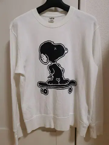 유니클로 카우스 스누피 맨투맨 KAWS x Peanuts