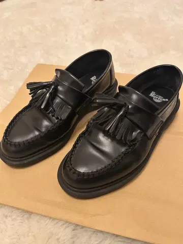 닥터마틴 에이드리안 태슬 로퍼 블랙 UK6