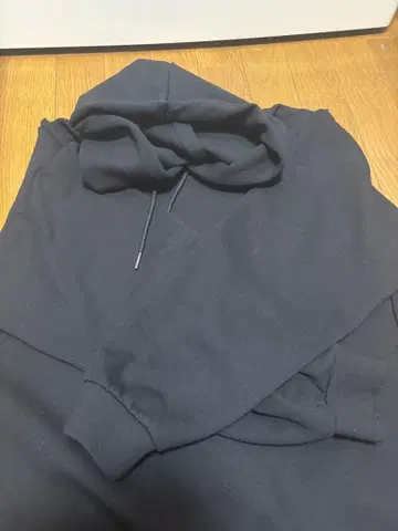 블랙 후드 부착 맨투맨