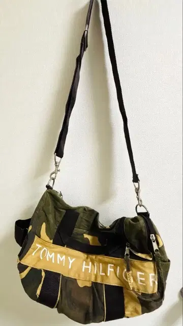 TOMMY HILFIGER 타미힐피거 카모플라쥬 백 숄더 보스턴