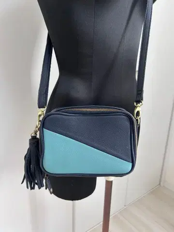 네이비와 스카이블루 색상의 숄더백