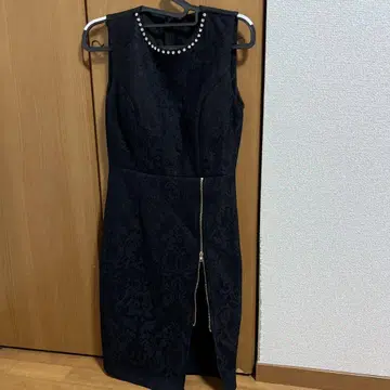블랙 슬리브리스 드레스 펄 장식 포함