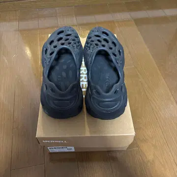 MERRELL 블랙 클로그 샌들