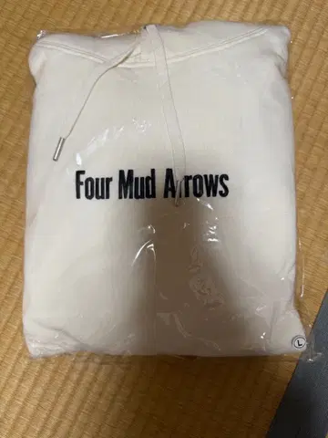 Four Mud Arrows 화이트 후드티