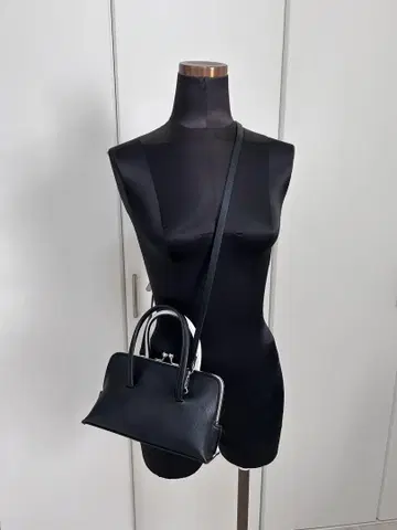 가죽 핸들 숄더백 블랙/화이트