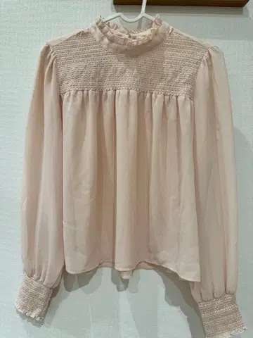 Lily Brown 프릴 넥 블라우스 베이지 F